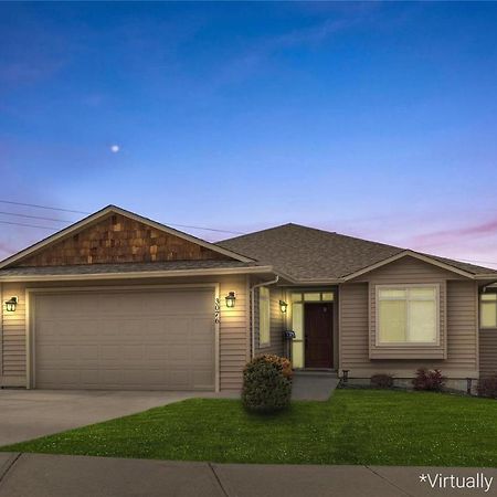 Peaceful And Spacious Lake View West Kelowna Esterno foto