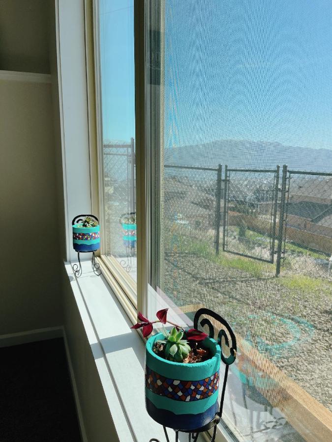 Peaceful And Spacious Lake View West Kelowna Esterno foto